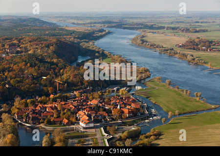 Luftaufnahme der Stadt Hitzacker an der Kreuzung des Flusses Sperrwerks entlang der oberen Elbe River Hitzacker niedriger Sachsen Keim Stockfoto