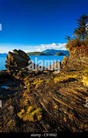 Sonnige Felsen säumen die blauen Wassern der Siedler Cove, Siedler Cove State Recreation Site, Ketchikan, südöstlichen Alaska, Sommer Stockfoto