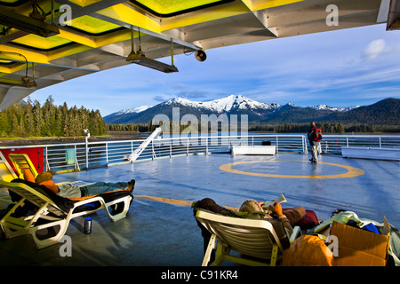 Blick auf das hintere Deck von der M/V Matanuska beim Segeln durch Wrangell Narrows, Petersburg, südöstlichen Alaska, Sommer Stockfoto