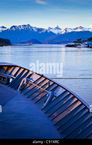 M/V Matanuska nähert sich Petersburg in der Abenddämmerung mit Teufels Daumen im Hintergrund, südöstlichen Alaska, Sommer Stockfoto