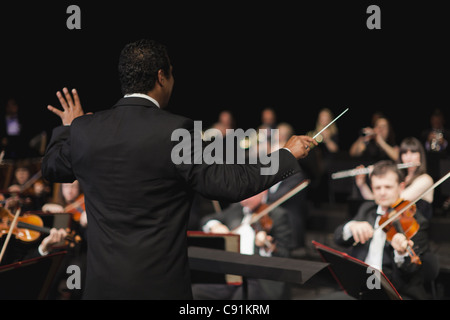 Dirigent winken Baton über Orchester Stockfoto