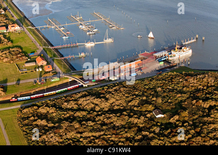 Luftbild der Fähre Dock und Ostfriesischen Insel, Langeoog, Niedersachsen, Norddeutschland Stockfoto