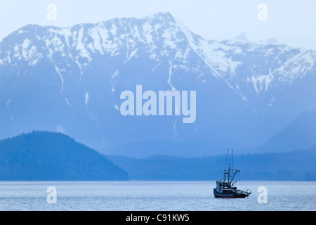 Angelboot/Fischerboot Segeln in einem nebligen Regen, Frederick Sound, Inside Passage, Petersburg, südöstlichen Alaska Stockfoto