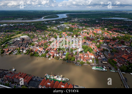 Luftaufnahme der Stadt Leer, Hafen und Rathaus Brücke, Blick über an der Ems Fluss Niedersachsen, Deutschland Stockfoto