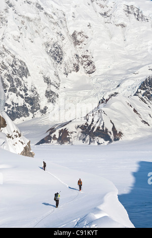 Bergsteiger nahe dem Gipfel des Mount Foraker, Kontrollturm und den Kahiltna Gletscher hinter Alaska Alaska Range Stockfoto