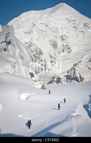 Bergsteiger nahe dem Gipfel des Mount Foraker, Kontrollturm und den Kahiltna Gletscher hinter Alaska Alaska Range Stockfoto
