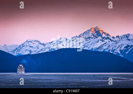 Holland America Cruise Ship New Amsterdam Segeln durch Lynn Canal bei Sonnenuntergang, Inside Passage, in der Nähe von Haines, Südost-Alaska Stockfoto