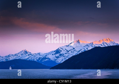 Holland America Cruise Ship New Amsterdam Segeln durch Lynn Canal bei Sonnenuntergang, Inside Passage, in der Nähe von Haines, Südost-Alaska Stockfoto