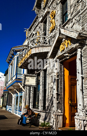 Touristen in der historischen Arctic Brotherhood Hall in der Innenstadt von Skagway, Alaska Southeast, Sommer Stockfoto