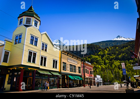 Touristen in der historischen Innenstadt von Skagway an einem sonnigen Tag, südöstlichen Alaska, Sommer Stockfoto