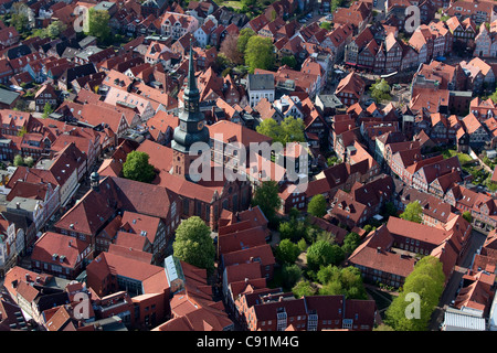 Luftbild von der historischen Altstadt in Stade und der Cosmae Kirche Fachwerk Häuser und engen Gassen Niedersachsen Deutschland Stockfoto