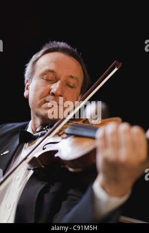 Geiger im Orchester Stockfoto