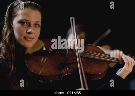 Geiger im Orchester Stockfoto