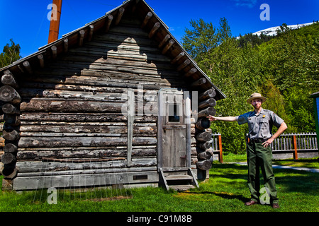 Nationalpark-Ranger-Guide an der historischen Moore Gehöft, Klondike Gold Rush National Historical Park, Skagway, Alaska Stockfoto