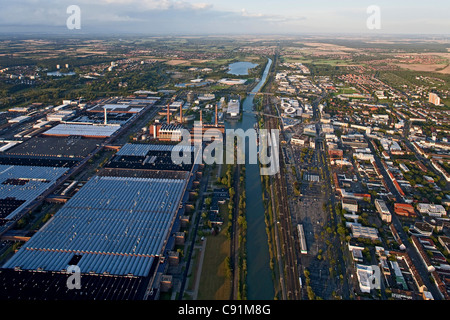 Luftaufnahme des Kraftwerks und Fabrik bei VW Autostadt Wolfsburg, Mittellandkanal, Niedersachsen, Deutschland Stockfoto