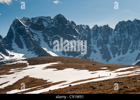 Rucksacktouristen überqueren Tundra unterhalb Süden Strebepfeiler an den westlichen Flanken der Offenbarung Berge, Sommer in Yunan Alaska Stockfoto