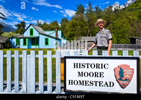 Nationalpark-Ranger-Guide an der historischen Moore Gehöft, Klondike Gold Rush National Historical Park, Skagway, Alaska Stockfoto