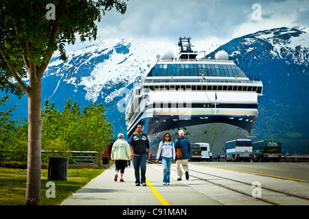 Passagiere zu Fuß und von einem Holland America Kreuzfahrtschiff vor Anker in Skagway, Alaska Southeast, Sommer Stockfoto