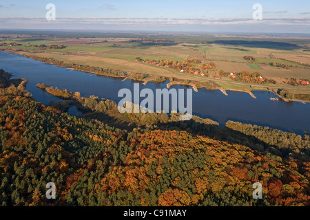 Luftbild von der oberen Elbe in der Nähe von Hitzacker im Herbst, Niedersachsen, Deutschland Stockfoto