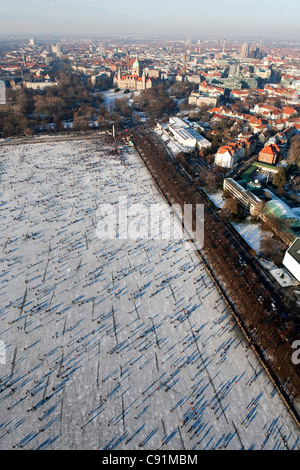 Luftaufnahme des gefrorenen See Maschsee, neues Rathaus und Stadt Hannover im Winterschnee, Niedersachsen, Deutschland Stockfoto