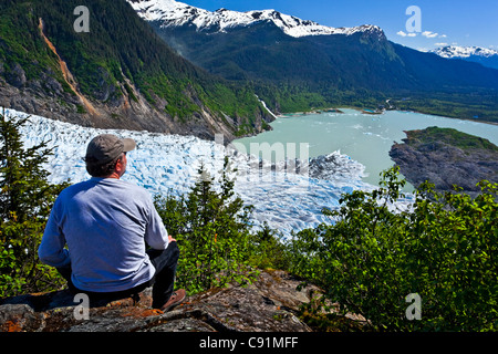 Ein männlicher Wanderer blickte auf Mendenhall-Gletscher und Mendenhall Lake aus Süd-Ost West Glacier Trail, Juneau, Alaska, Sommer Stockfoto