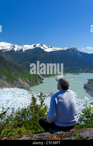 Ein männlicher Wanderer blickte auf Mendenhall-Gletscher und Mendenhall Lake aus Süd-Ost West Glacier Trail, Juneau, Alaska, Sommer Stockfoto