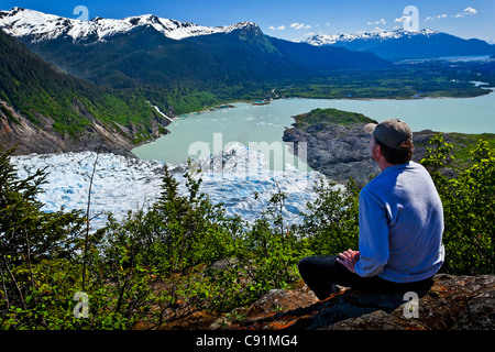 Ein männlicher Wanderer blickte auf Mendenhall-Gletscher und Mendenhall Lake aus Süd-Ost West Glacier Trail, Juneau, Alaska, Sommer Stockfoto