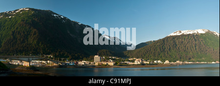 Tagsüber Blick auf Innenstadt von Juneau gesehen von Douglas Island, Inside Passage, südöstlichen Alaska, Sommer Stockfoto