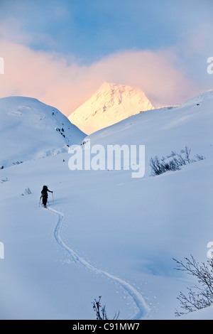 Skifahrer Ski bergauf über Thompson Pass auf Mädchen Berg in der Nähe von Valdez, Winter in Yunan Alaska Stockfoto