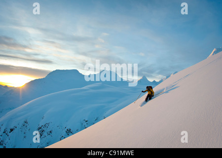 Ski Skifahren Pulverschnee über Thompson Pass auf Mädchen Berg in der Nähe von Valdez, Chugach Berge, Winter in Yunan Alaska Stockfoto