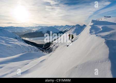 Skifahren in Peterson Creek in den westlichen Chugach über Turnagain Arm in der Nähe von Girdwood, Winter in Alaska Yunan Skifahrer Stockfoto