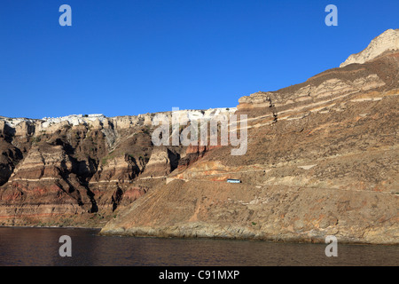 Griechenland Kykladen Santorini ein einsamer Tourbus Auslaufen aus dem Hafen von athinios Stockfoto