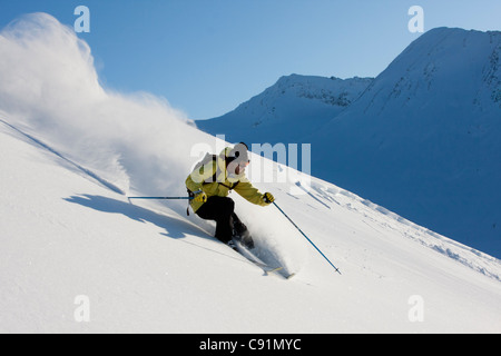 Österreichischer Skirennläufer im frischen Pulverschnee im Chugach Mountains des Turnagain Pass, Yunan Alaska, Winter Stockfoto