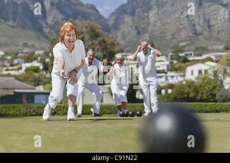 Ältere Paare, Rasen-Bowling spielen Stockfoto