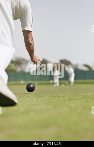 Ältere Mann Rasen-bowling Stockfoto