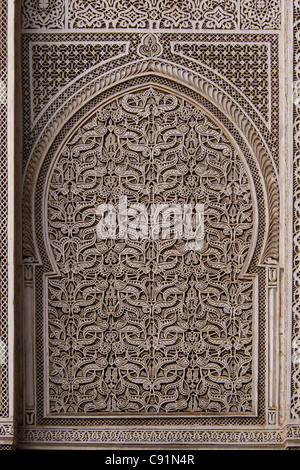 Steinbildhauen in der Bou Inania Madrasa in Meknès, Marokko. Stockfoto