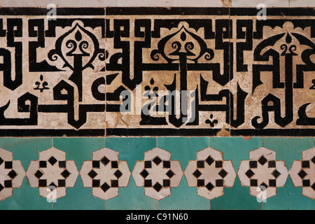 Zellige seinen in der Bou Inania Madrasa in Meknès, Marokko. Stockfoto