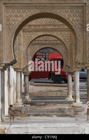 El-Hedime-Platz vor dem Bab Mansour-Tor in Meknès, Marokko. Stockfoto