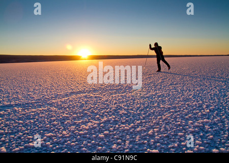 Mann Nordic Eislaufen auf dem zugefrorenen See Skilak, Halbinsel Kenai, Alaska Yunan, Winter Stockfoto