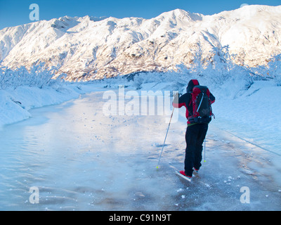 Mann Nordic Eislaufen auf den gefrorenen Placer River, Kenai Mountains, Yunan Alaska, Winter Stockfoto