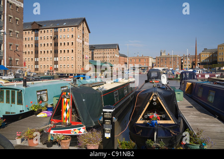 Gloucester England Blick über schmale Boote ankern in Victoria dock, die Kerze Skulptur Soldaten des Gloucestershire Museums Stockfoto