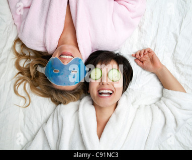 Frauen im Bademantel tragen Augenmasken Stockfoto