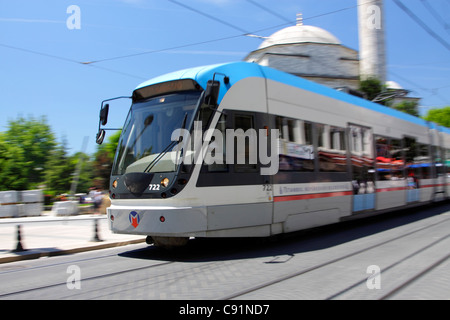 Bombardier Flexity Swift Straßenbahn schneller vorbei an einer Moschee in Zentral-Istanbul, Türkei Stockfoto