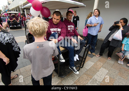 Die Manly Sea Eagles parade Gewinner der NRL Rugby League Finale 2011 zu ihrem Sieg auf dem Corso in Manly, Australien. Stockfoto