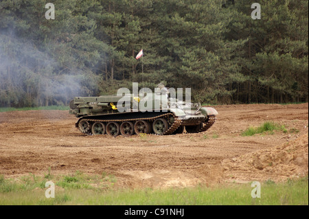 alten Tank "Nationale Volksarmee" in Deutschland, jetzt benutzt für einen privaten Panzer Fahrschule, während der Fahrt auf erdigen Boden Stockfoto