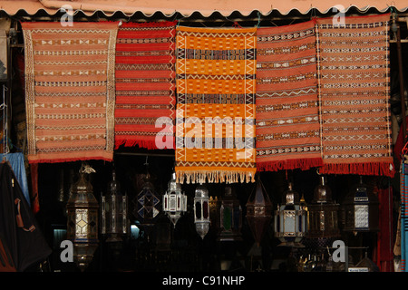 Laternen und Teppiche im traditionellen marokkanischen Souk (Markt) am Platz Djemaa el-Fna in Marrakesch, Marokko. Stockfoto