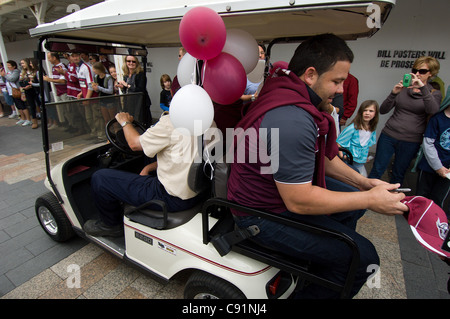 Die Manly Sea Eagles parade Gewinner der NRL Rugby League Finale 2011 zu ihrem Sieg auf dem Corso in Manly, Australien. Stockfoto