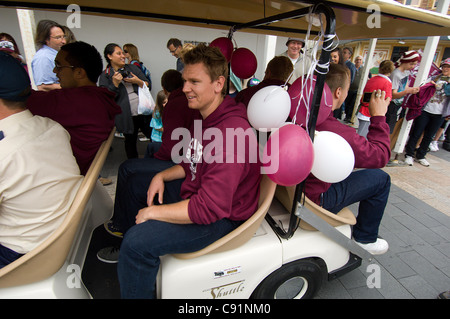 Die Manly Sea Eagles parade Gewinner der NRL Rugby League Finale 2011 zu ihrem Sieg auf dem Corso in Manly, Australien. Stockfoto