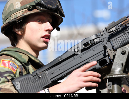 Ein Soldat mit einer Pistole Stockfoto