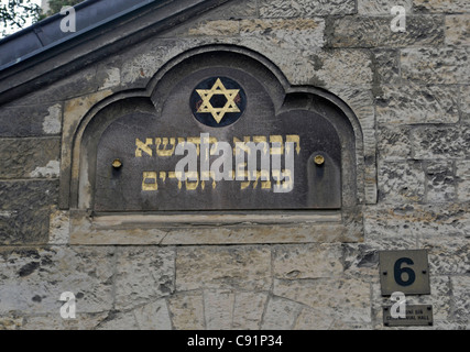 Zeichen der "jüdische Friedhof Gesellschaft" auf dem alten jüdischen Friedhof in Prag Josefov Quartal Tschechien Stockfoto